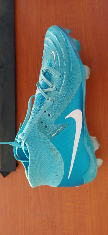 Nike Lona