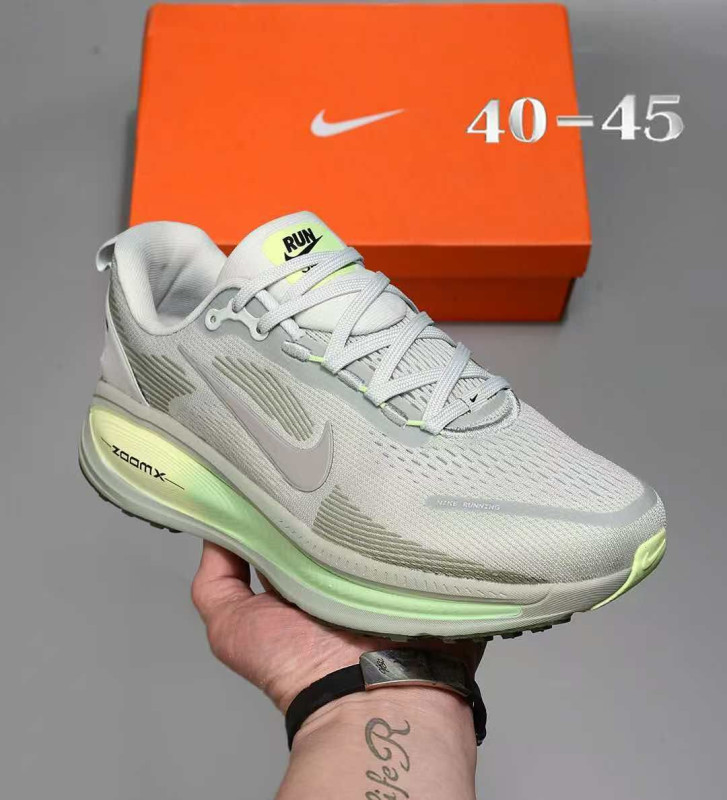 NIKE VOMERO18 GREY/GREEN 43